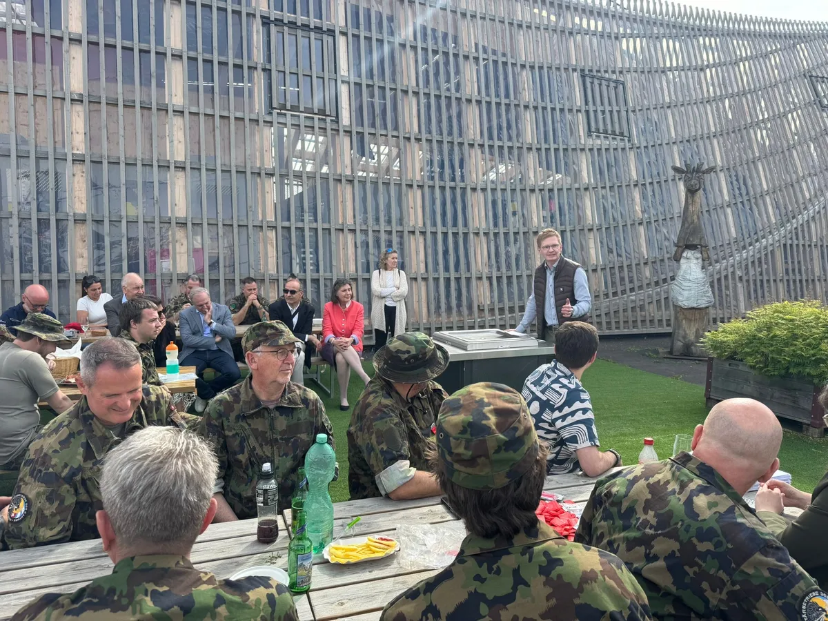 Kantonsratspräsident Beat Habegger spricht am Ziel beim Innovationspark in Dübendorf zu den Teilnehmern des Militärmarschs. 